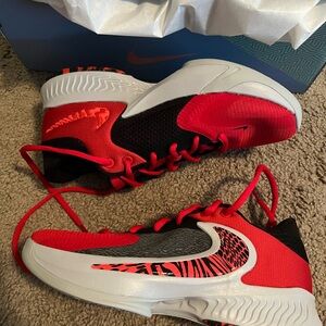 Nike Freak 4 (GS) (Size: 5Y)